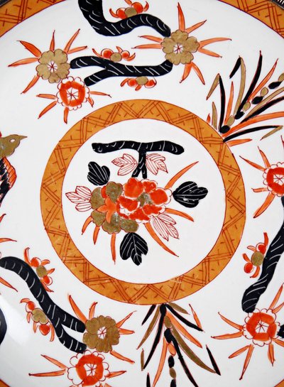 Grand plat en porcelaine style Imari contour en argent massif fin XIXe