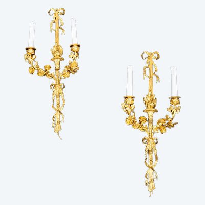 Paire d'appliques en bronze doré finement ciselées. France, XIXe siècle.