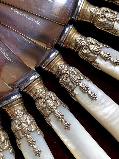 18 dessert knives.
