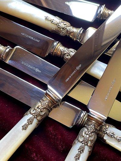 18 dessert knives.