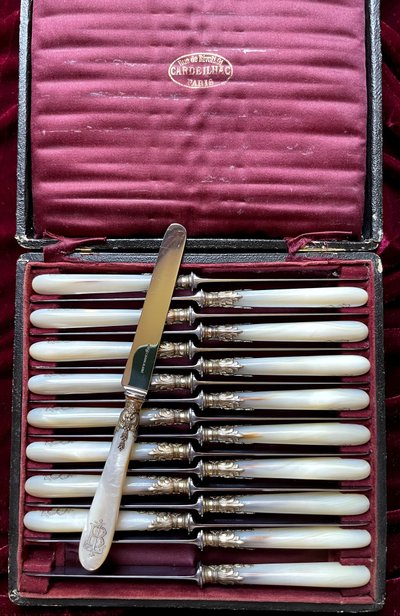 18 dessert knives.