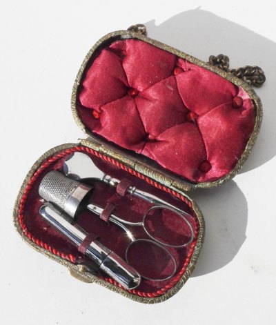 PETIT NÉCESSAIRE DE COUTURE ACIER XIXE NAPOLÉON III COFFRET FORME BOURSE PORTE MONNAIE ENFANT