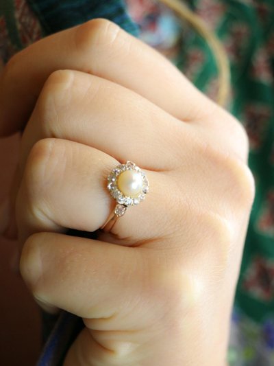 Pink gold daisy ring with diamond pearl