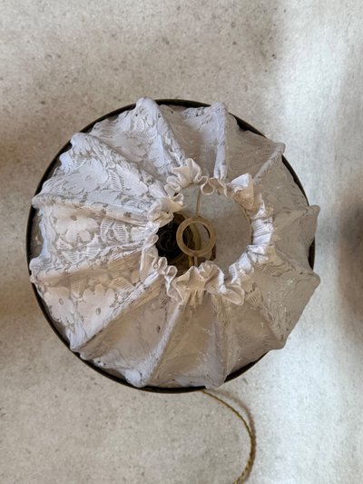 Lampada in bronzo con paralume in tessuto