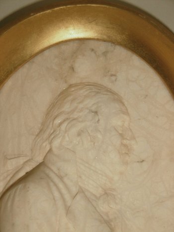 Due medaglioni in marmo