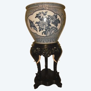 Flowerpot and Chinese stand