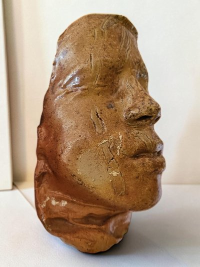 Sandsteinskulptur von Gérard Bignolais (1937–2007)