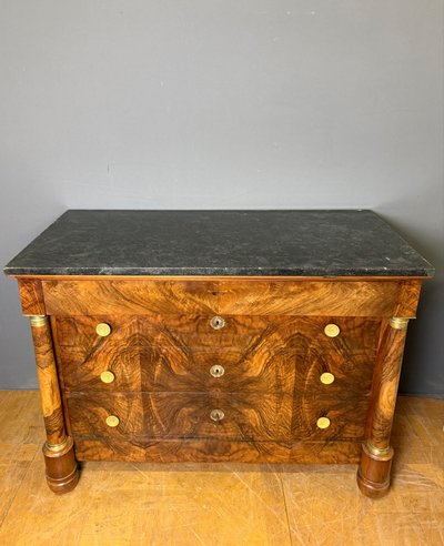 Cassettiera in noce in stile Impero con colonne separate.