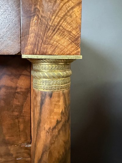 Cassettiera in noce in stile Impero con colonne separate.