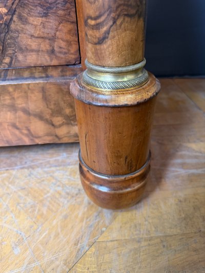 Cassettiera in noce in stile Impero con colonne separate.
