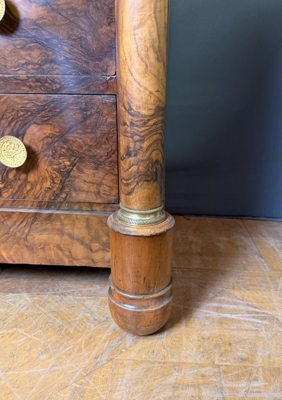 Cassettiera in noce in stile Impero con colonne separate.