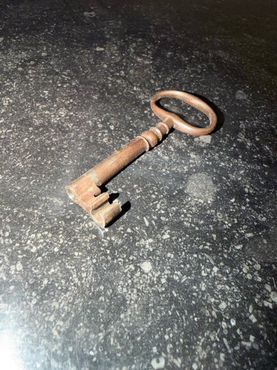 Cassettiera in noce in stile Impero con colonne separate.