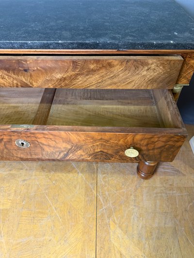 Cassettiera in noce in stile Impero con colonne separate.