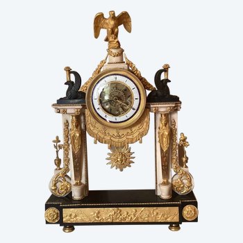 Pendule Louis XVI aux quantièmes signiert