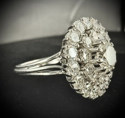 Importante anello a margherita - Diamante centrale da 1,30 ct (VS) - Diamanti taglio brillante da 3,02 ct - Montatura in platino