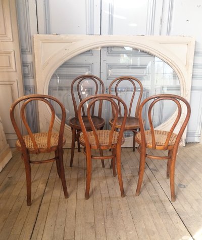 Hervorragendes Set aus 5 antiken Bistrostühlen – 3 authentische Thonet-Stühle