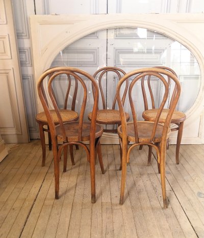 Hervorragendes Set aus 5 antiken Bistrostühlen – 3 authentische Thonet-Stühle