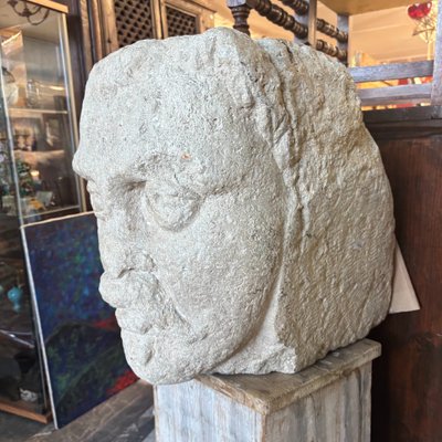 Ancient head sculpture in white hard stone, Sicily, 17th century. Measurements: H 40 cm, D 42 cm, W 35 cm