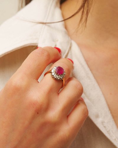 Daisy-Ring mit einem 2,10 ct Rubin in 18 Karat Weißgold
