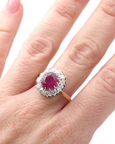 Daisy-Ring mit einem 2,10 ct Rubin in 18 Karat Weißgold