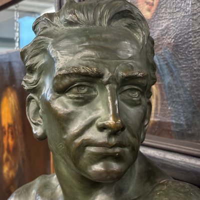 Antike Art-déco-Skulptur, 1930, Männerbüste von J. Domisse (1875–1955). Maße: 40 x 16 cm (Höhe 36 cm).