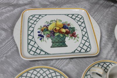 Service de table en faïence de Villeroy et Boch décor Basket avec fruits époque 20ème