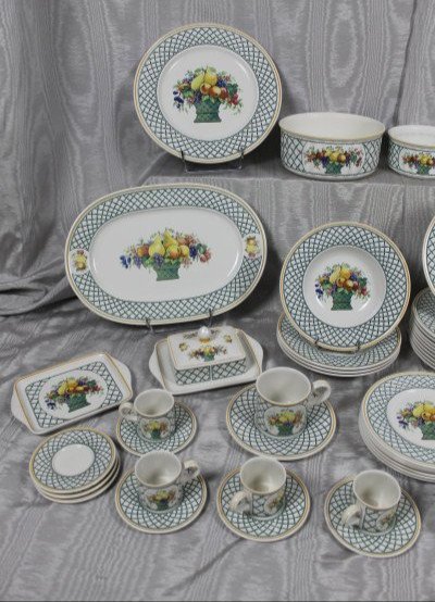 Service de table en faïence de Villeroy et Boch décor Basket avec fruits époque 20ème