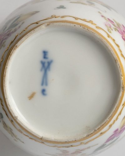 Paire de vases en porcelaine de Meissen à décor floral polychrome, XIXème siècle 
