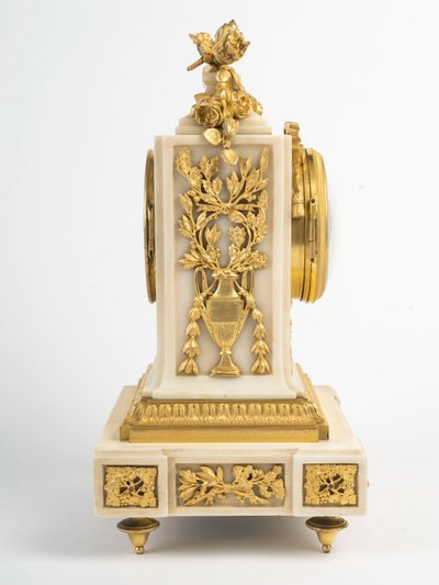 Orologio Luigi XVI in marmo bianco e bronzo dorato – Firmato Ringo Frères, Parigi
