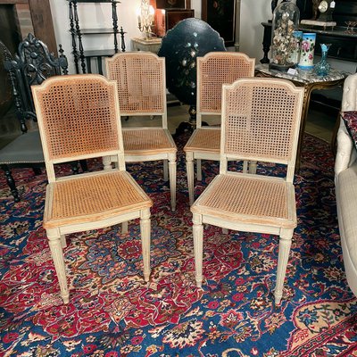 Série de quatre chaises en bois laqué gris de style Louis XVI, fin XIXe