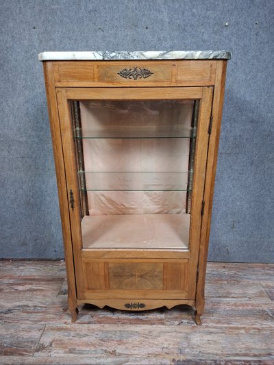 Vitrine mit Intarsienarbeiten im Übergangsstil Louis XV.