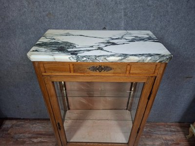Vitrine mit Intarsienarbeiten im Übergangsstil Louis XV.