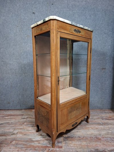 Vitrine mit Intarsienarbeiten im Übergangsstil Louis XV.