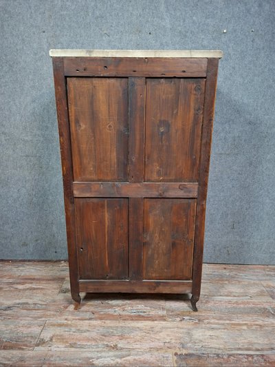 Vitrine mit Intarsienarbeiten im Übergangsstil Louis XV.