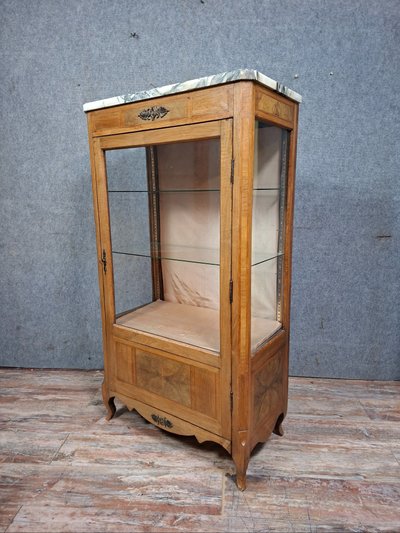 Vitrine mit Intarsienarbeiten im Übergangsstil Louis XV.