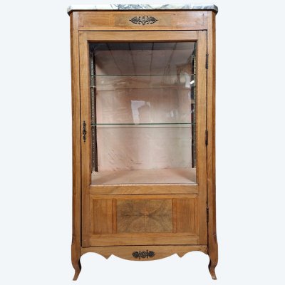 Vitrine mit Intarsienarbeiten im Übergangsstil Louis XV.