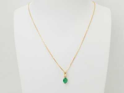 Natural emerald solitaire necklace, 0.65 carat, in yellow gold