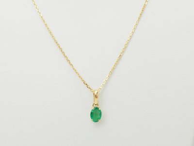 Natural emerald solitaire necklace, 0.65 carat, in yellow gold