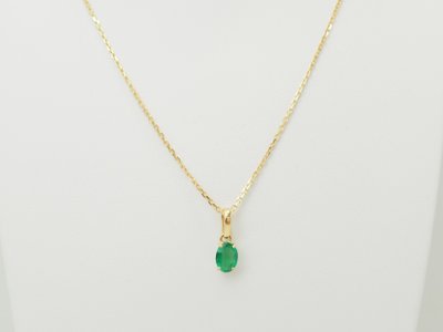 Natural emerald solitaire necklace, 0.65 carat, in yellow gold