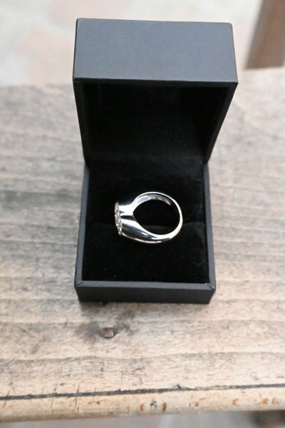 Poiray , bague coeur en or blanc et diamants
