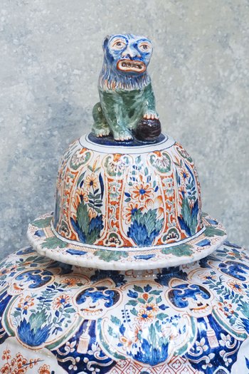 Grande vaso di DELFT riccamente colorato