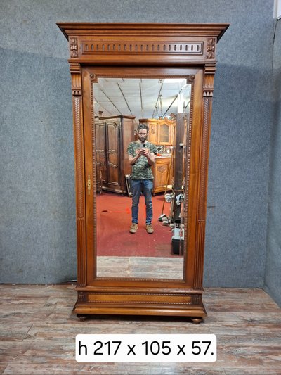 Henri II style mirrored wardrobe in solid walnut, work from the late 19th century.