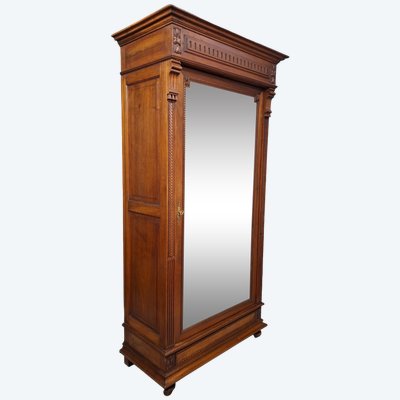 Armoire à glace de style Henri II en noyer massif, travail de la fin du XIXeme.