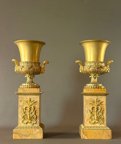 Paire de vases Médicis d’époque Charles X en bronze doré. Vers 1820