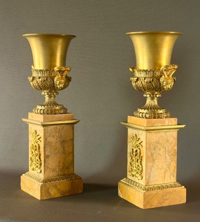 Paire de vases Médicis d’époque Charles X en bronze doré. Vers 1820