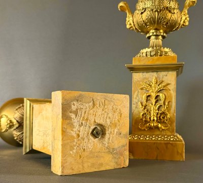 Paire de vases Médicis d’époque Charles X en bronze doré. Vers 1820