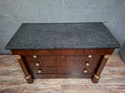 Cassettiera in stile Impero in mogano e impiallacciatura di mogano fiammato, XIX secolo.