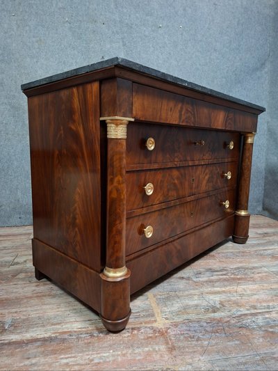 Cassettiera in stile Impero in mogano e impiallacciatura di mogano fiammato, XIX secolo.