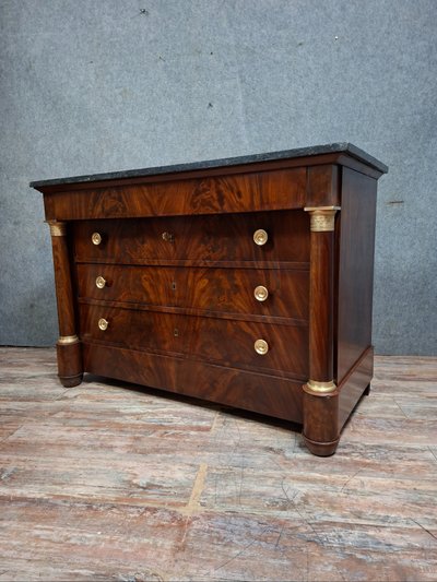 Cassettiera in stile Impero in mogano e impiallacciatura di mogano fiammato, XIX secolo.