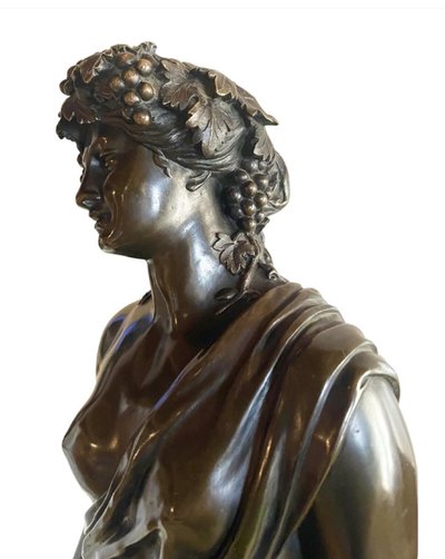GRANDE FIGURE EN BRONZE PATINÉ FIGURANT UNE BACCHANTE. XIXE SIÈCLE.